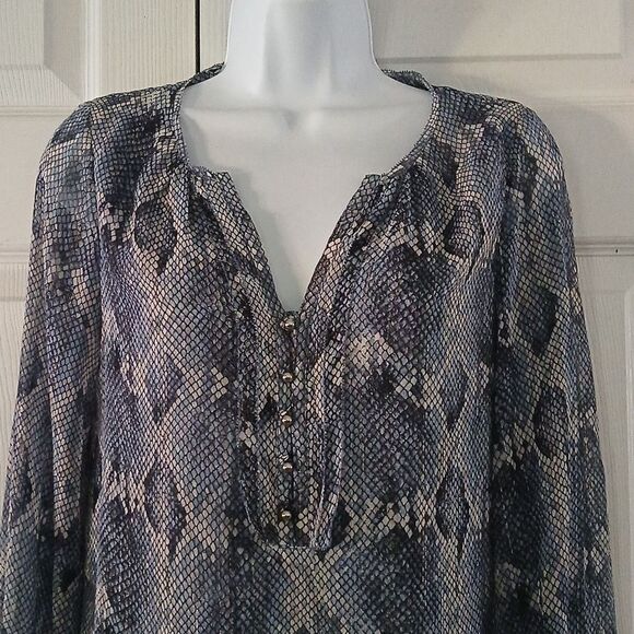 White House Black Market blue white snakeskin print blouse Sz 0 XS NWOT - Picture 3 of 6